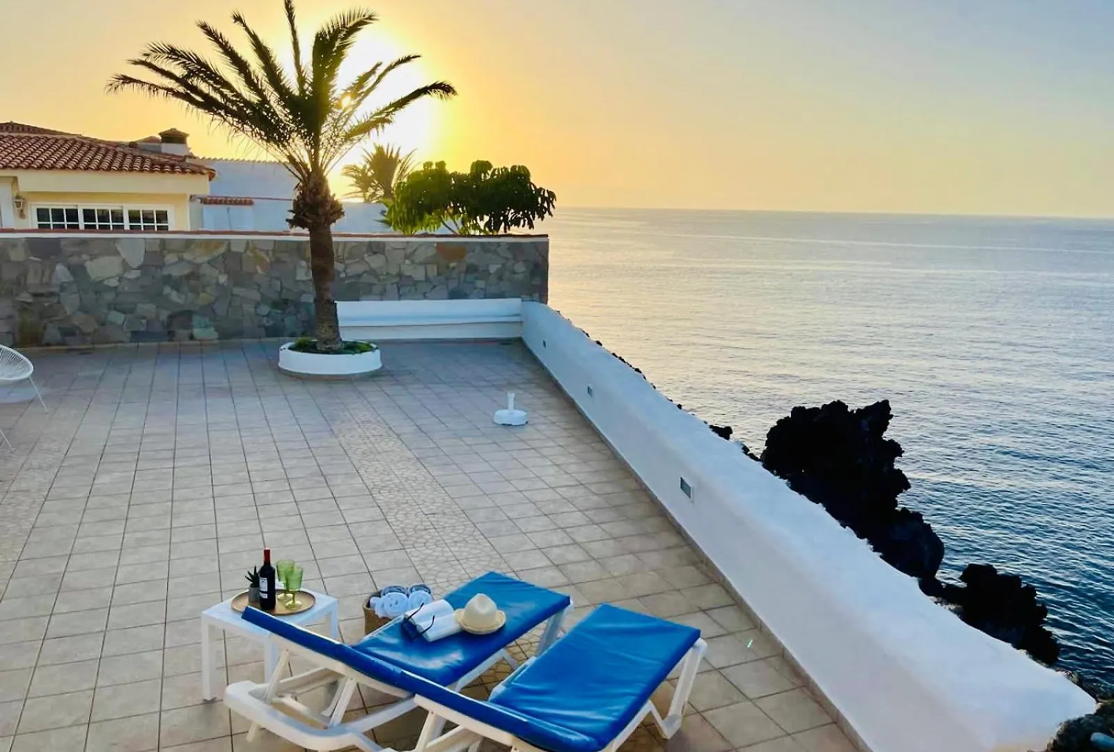 Beachfront Villa And Pool Puerto de Santiago